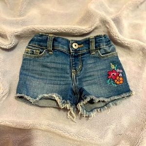 Good condition! My daughter only wore it a handful of times.